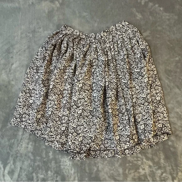 Club Monaco Black and White Floral Mini Skirt

#1270 - Picture 5 of 5